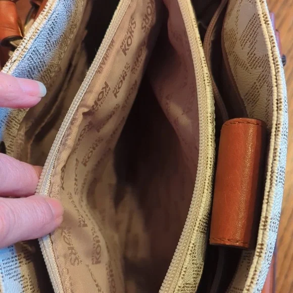 Large Michael Kors hand bag. - Picture 4 of 9